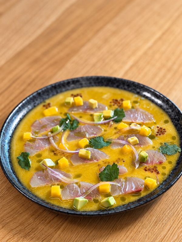 Tiradito de pez limón con mango y cítricos
